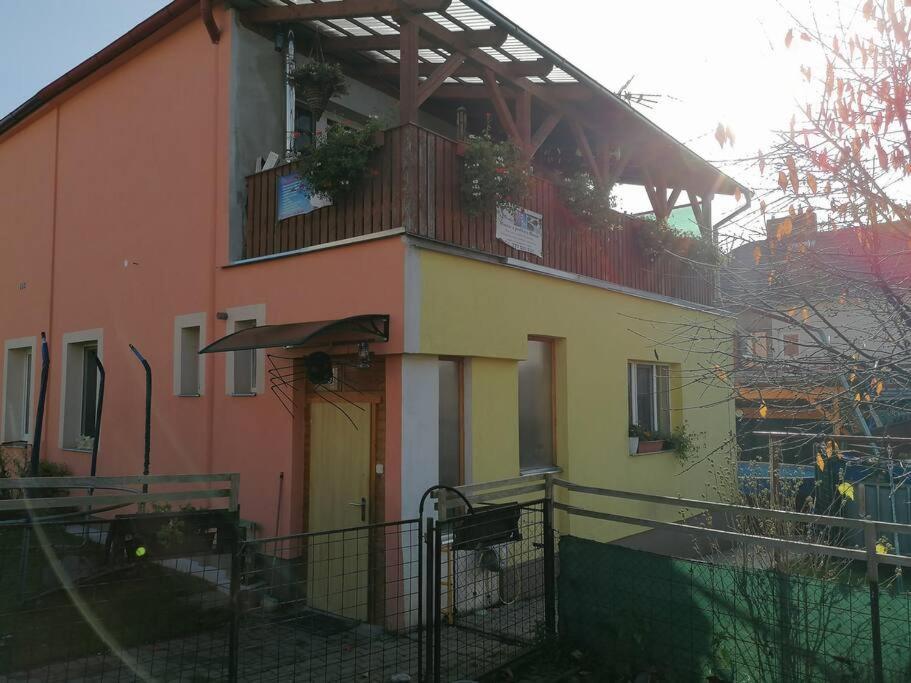 Rodinný půldomek s vybavením a bazenem — hotel in Zruc Nad Sazavou