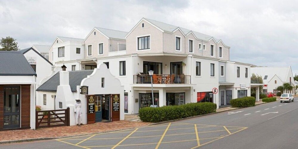 Marine Square Luxury Holiday Suites Apartments