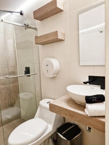 Amplia Confortable con cama King Area de Miraflores H16 in El Rodeo, Guatemala