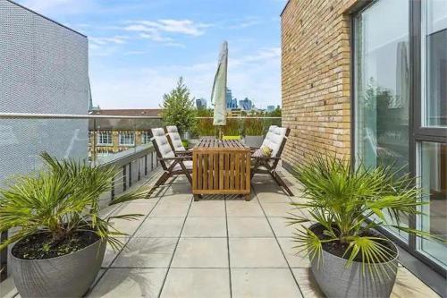 2 Bed Terrace Flat Close to Tower Bridge — 4-Star Luxury Hotel in London, United Kingdom