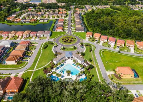 Upstay 9BR Disney Retreat w Pool BBQ & Hot Tub - photo 10
