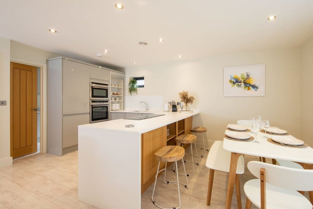 Designer Family Escape Hot Tub Steps to Beach — 4-Star Luxury Hotel in East Wittering, United Kingdom