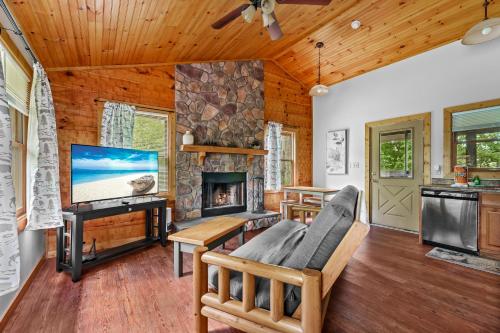 Hot Tub King Bed Mountain Views — 4-Star Luxury Hotel in Sevierville, United States