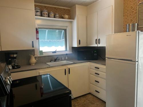 Claddagh Motel & Suites - photo 45