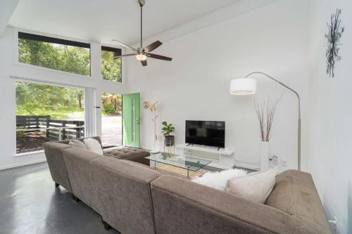 The Avocado Door A Mid Century Modern Gem Near SoCo Fenced yard Corner lot — 4-Star Luxury Hotel in Austin, United States