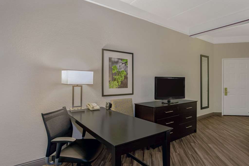 La Quinta Inn & Suites by Wyndham Orlando Airport - photo 46