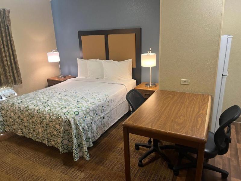 HomeTowne Studios & Suites by Red Roof Greensboro - photo 12