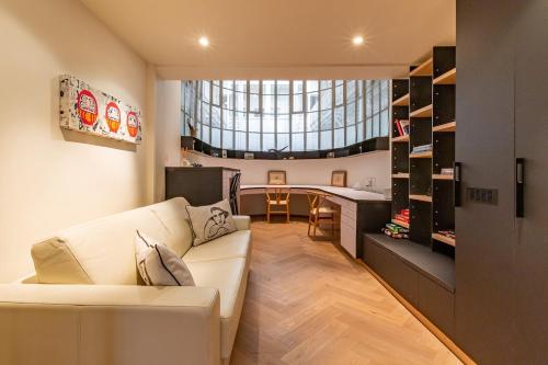 Luxurious modern artsy fully fitted home