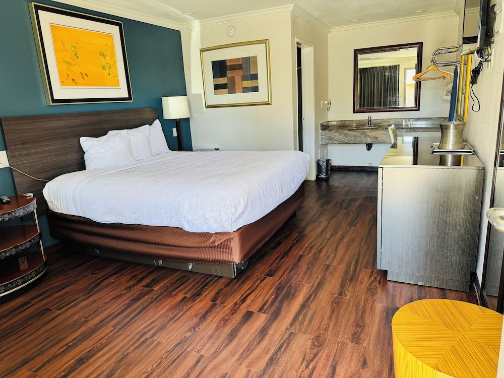 Baymont by Wyndham Bakersfield - photo 16