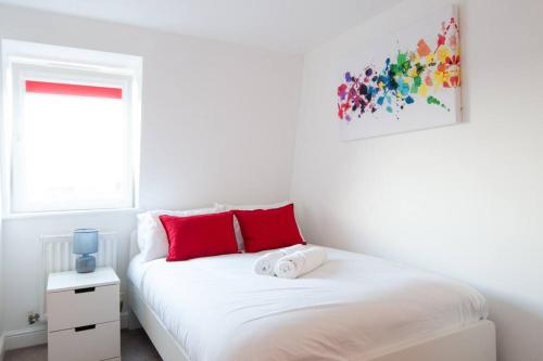 Caribou Suite Bright & Spacious 2 Bed Gated Parking Close to City & Hospital — 4-Star Luxury Hotel in Burton Upon Trent, United Kingdom
