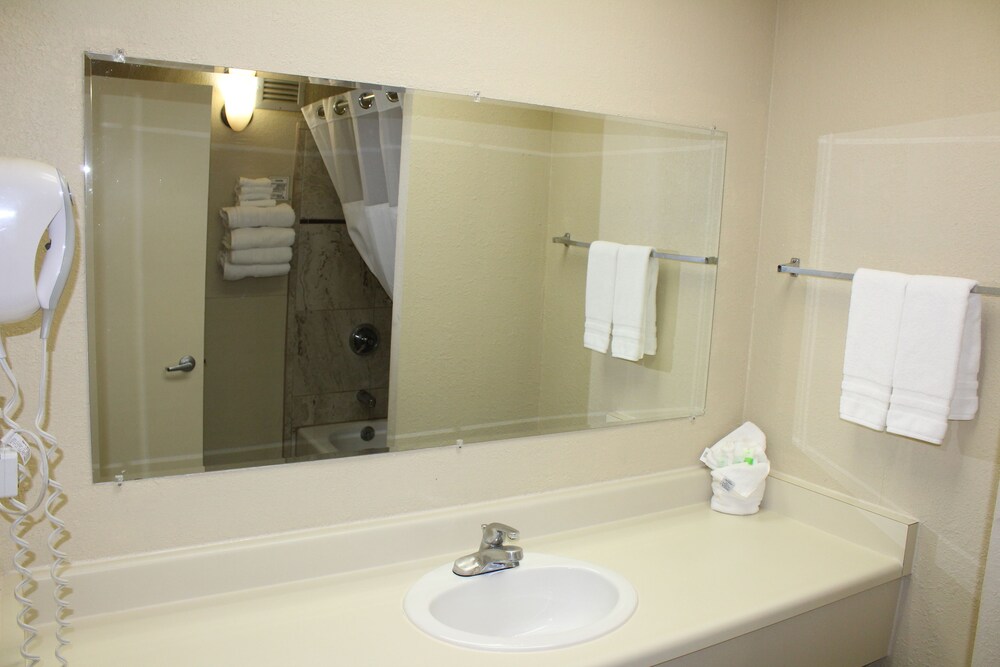 Inlet Tower Hotel & Suites - photo 40