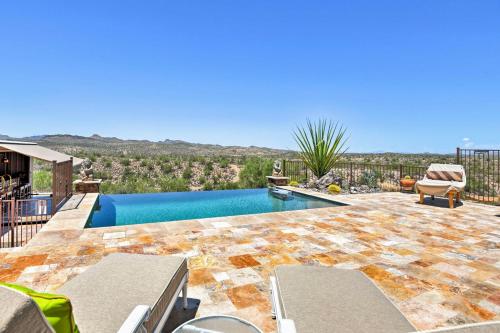 Luxe Home with Pool and Outdoor Kitchen in Phoenix — 4-Star Luxury Hotel in Wickenburg, United States