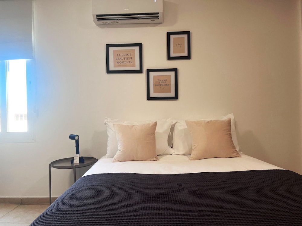 Phaedrus Living: Hoopoe Residencies 203