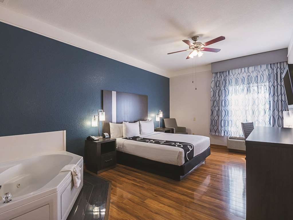 La Quinta Inn & Suites by Wyndham Kingwood Houston IAH Airpt - photo 28