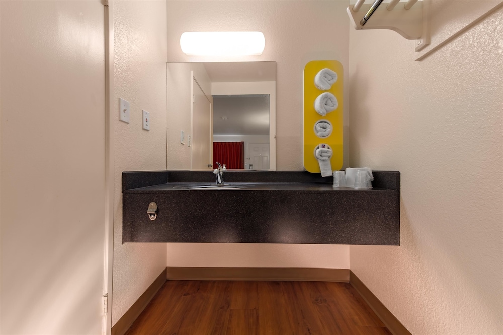 Super 8 by Wyndham Woods Cross Salt Lake City North - photo 21