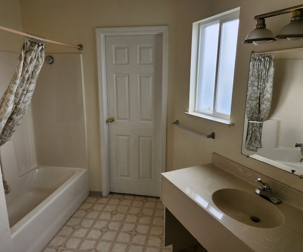 Bayview Inn - photo 36