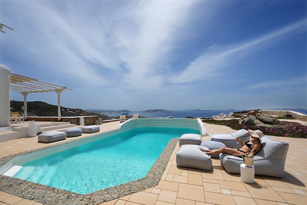 Cliff Top 270 in Houlakia — 4-Star Luxury Hotel in Mykonos, Greece
