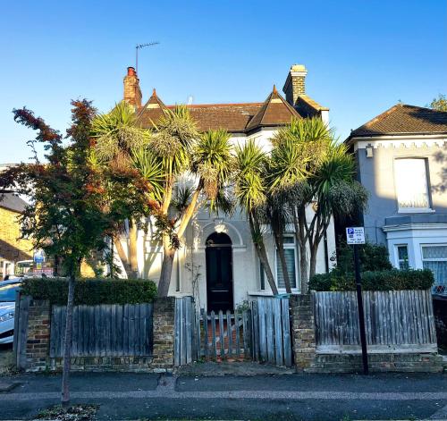 3 Bed Ground Floor Flat — 4-Star Luxury Hotel in London, United Kingdom