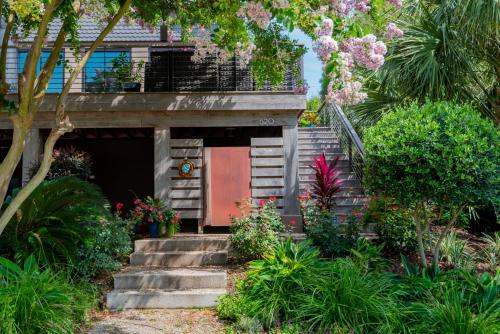 Folly Vacation 620 Entire Home plus Apt one block to the beach and pet friendly — 4-Star Luxury Hotel in Folly Beach, United States