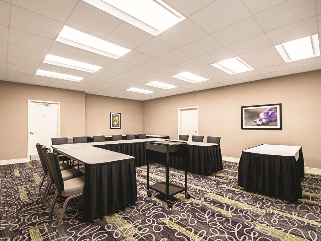 La Quinta Inn & Suites by Wyndham Cincinnati Sharonville - photo 40