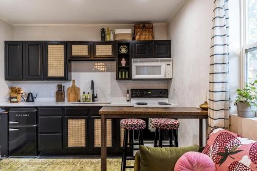 5min to Bishop Arts Stay at Meadow House — 4-Star Luxury Hotel in Dallas, United States