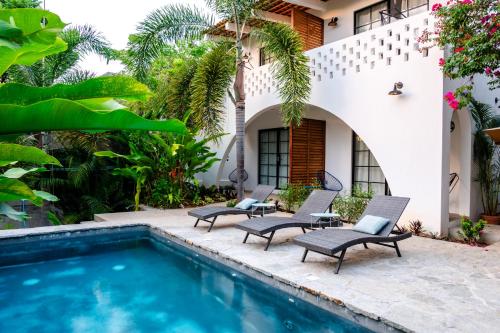 King bed Kitchenette Air Conditioning Pool Fast WiFi Aire at Casa Calavera — 4-Star Luxury Hotel in San Francisco, Mexico