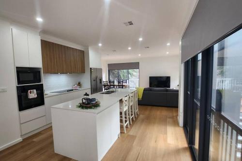 Spacious & Modern 4 Bedrooms - last minute hotel in Unknown City