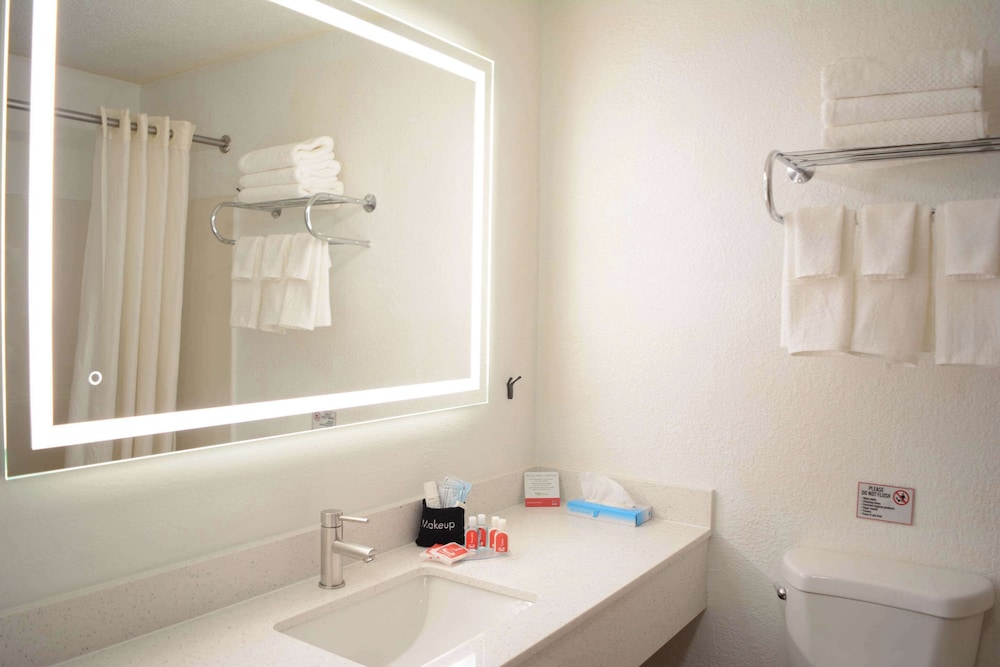 Econo Lodge Cleveland Southeast Kent - photo 33