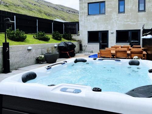 Penthouse by Krambatangi Stilfuldt ophold med udsigt over fjord og fjelde — 4-Star Luxury Hotel in Tvoroyri, Faroe Islands