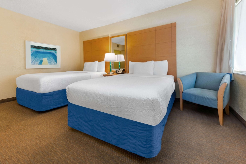 La Quinta by Wyndham Fort Lauderdale Pompano Beach - photo 12