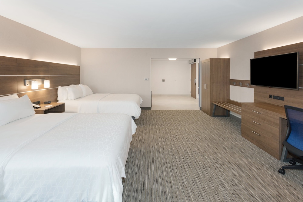 Holiday Inn Express and Suites Ottawa Airport