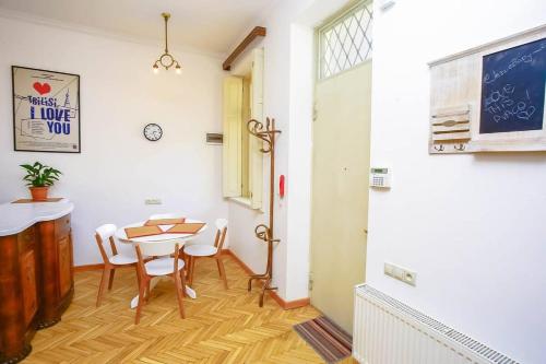 Wehost Loft next to the Freedom Square