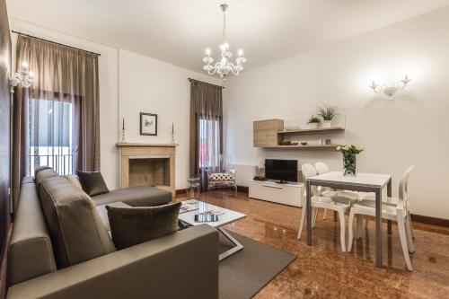 Ca' del Monastero 2 Collection Apt for 4 Guests with Lift — 4-Star Luxury Hotel in Venice, Italy