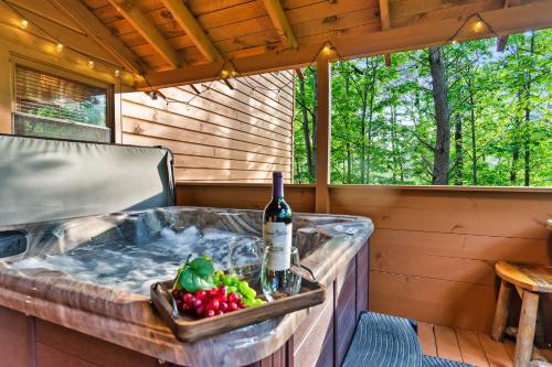 Cozy ADA Accessible Family Cabin with Hot Tub — 4-Star Luxury Hotel in Sevierville, United States
