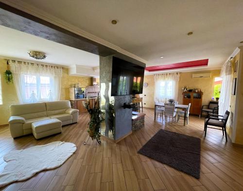 VILLA DAL PESCATORE Apartment Elegant Retreat between Anzio & Nettuno with Garden and refined Patio Train Station 500mt — 4-Star Luxury Hotel in Nettuno, Italy