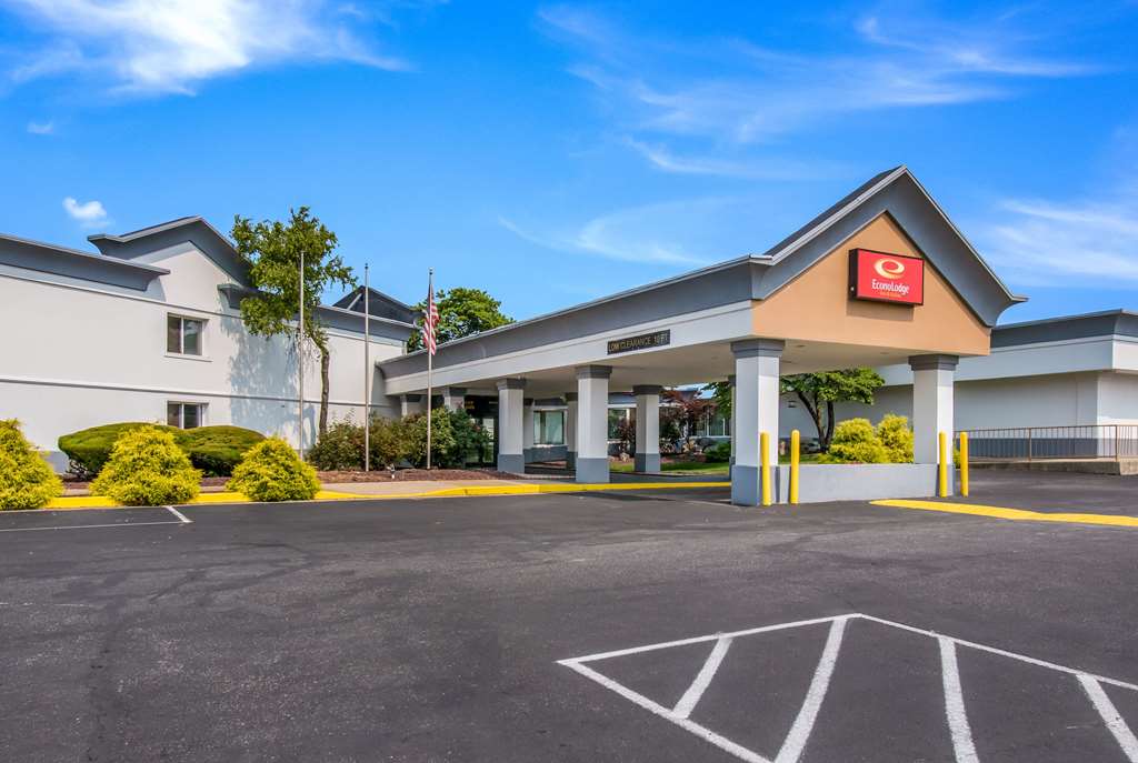 Econo Lodge Inn & Suites Chambersburg Central - photo 3