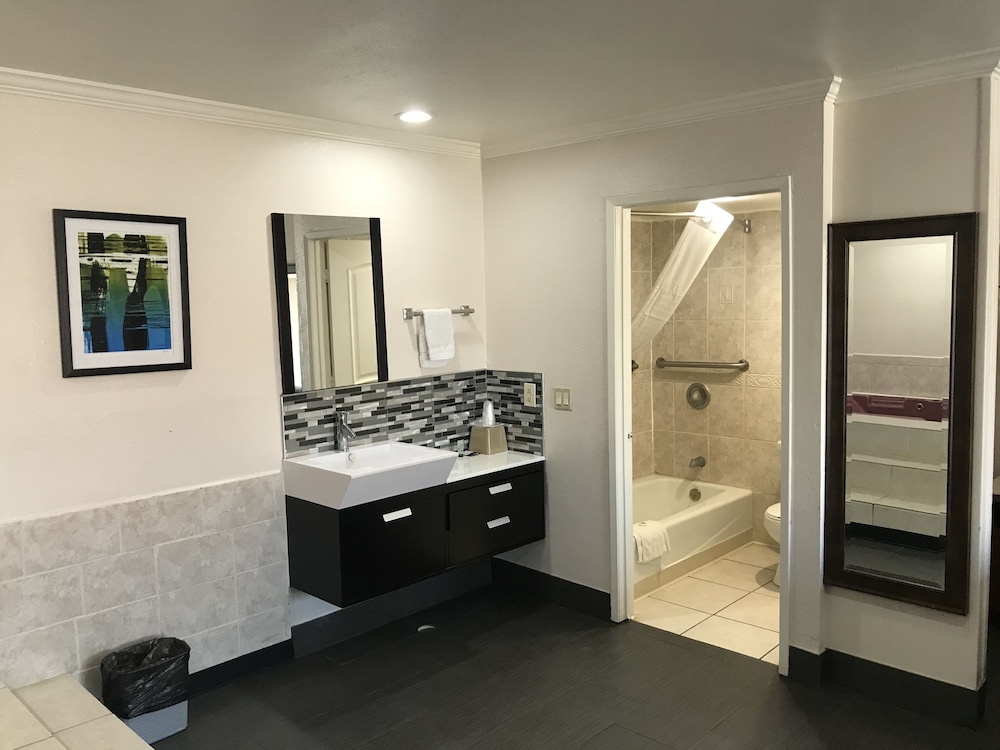 Economy Inn Lax - photo 18