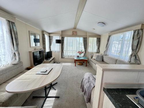 Sweet Pea Pet Friendly Lodge — 4-Star Luxury Hotel in South Cerney, United Kingdom