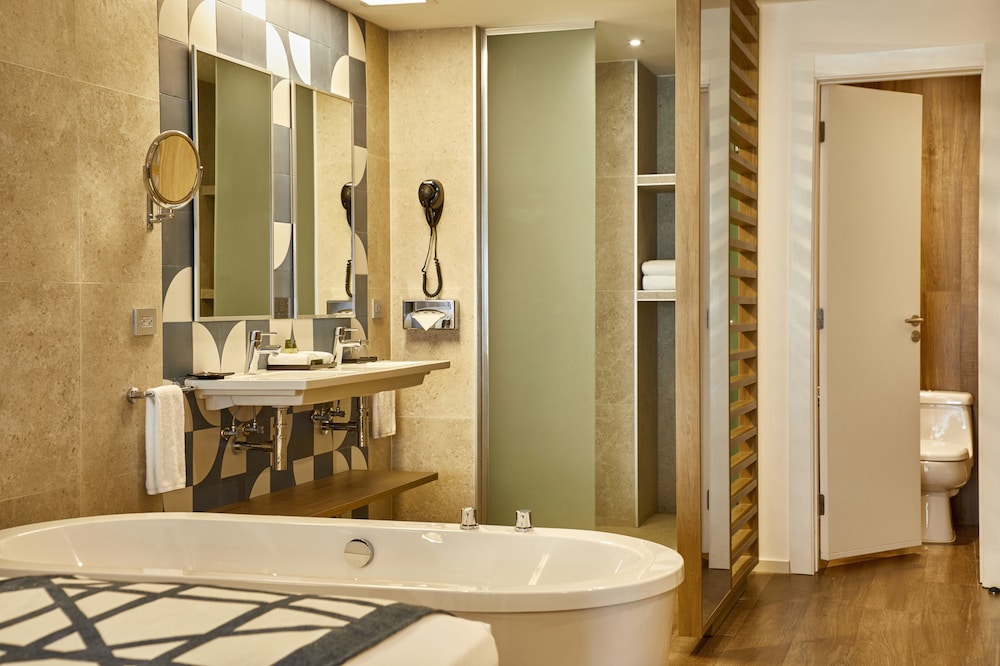 Deep soaking bathtub