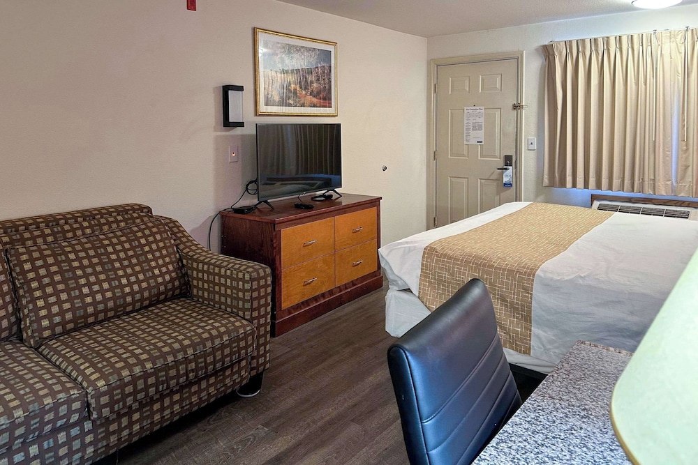 Econo Lodge Edmonds North Seattle - photo 9