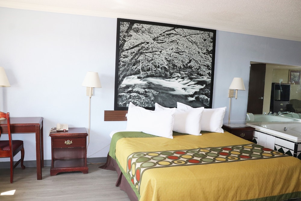 Super 8 by Wyndham Clarksville East - photo 11
