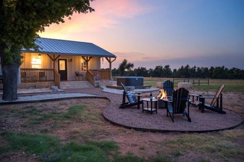 Cherry Pond with hot tub & spectacular VIEWS in Fredericksburg, United States