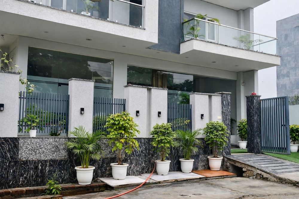 Hotel Stayzzy Bloom - last minute hotel in Noida