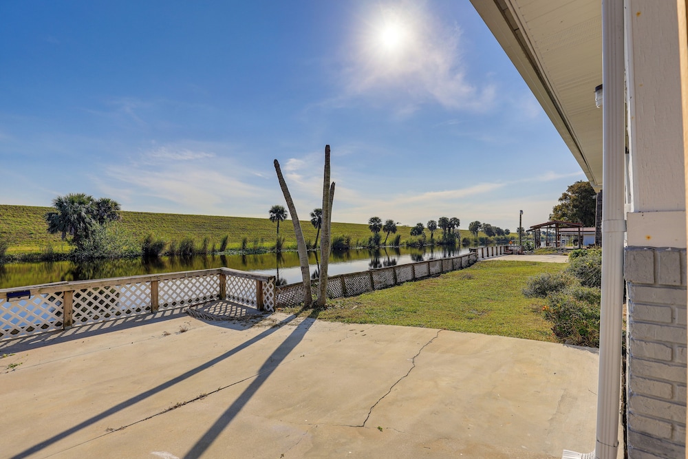 Sun soaked Okeechobee Retreat w Canal Views — hotel in Okeechobee