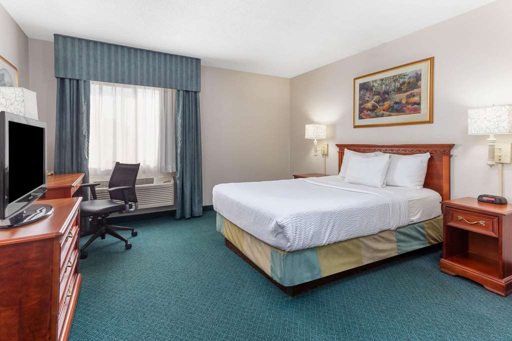 La Quinta Inn & Suites by Wyndham Chicago Gurnee - photo 31