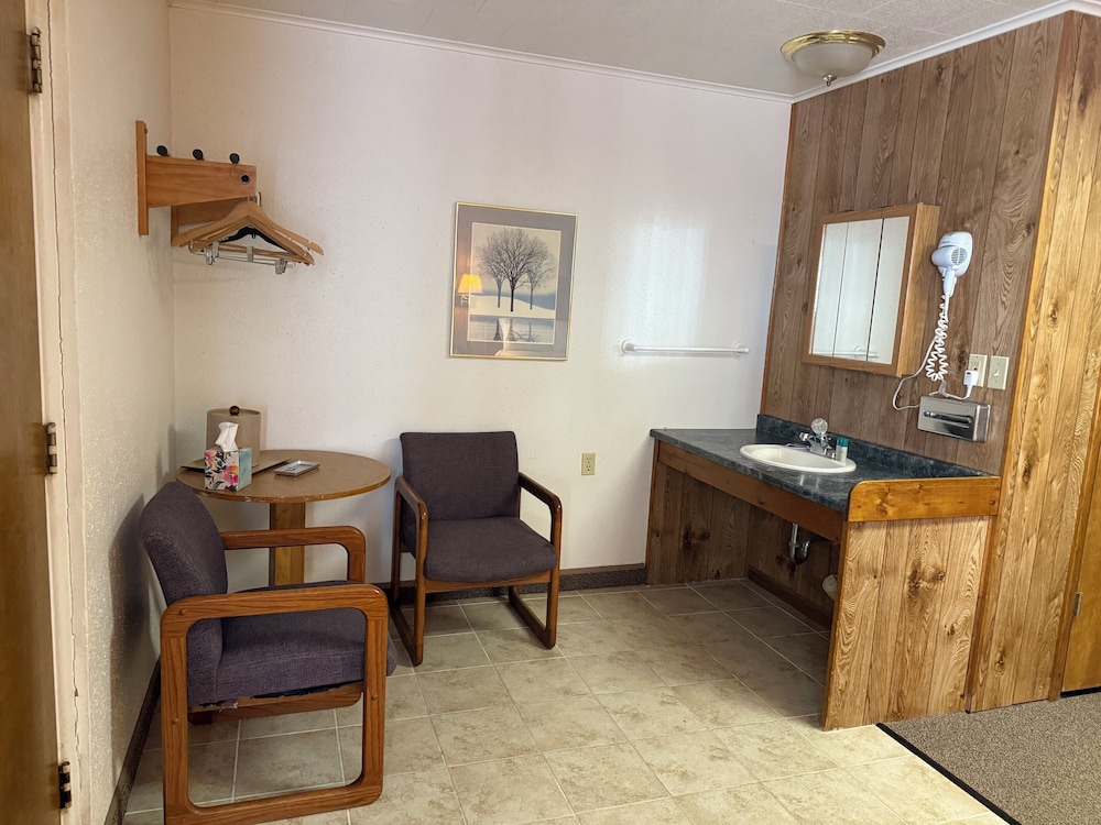 Hotel Prairie Winds Carthage Keokuk Hwy 136 - photo 17
