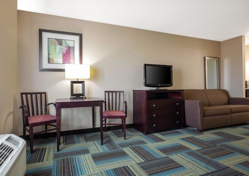 Quality Inn & Suites Arnold St Louis - photo 24