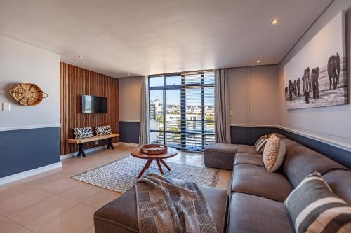 Stylishly Decorated Beachfront apartment w Inverter 202 Eden — 4-Star Luxury Hotel in Cape Town, South Africa