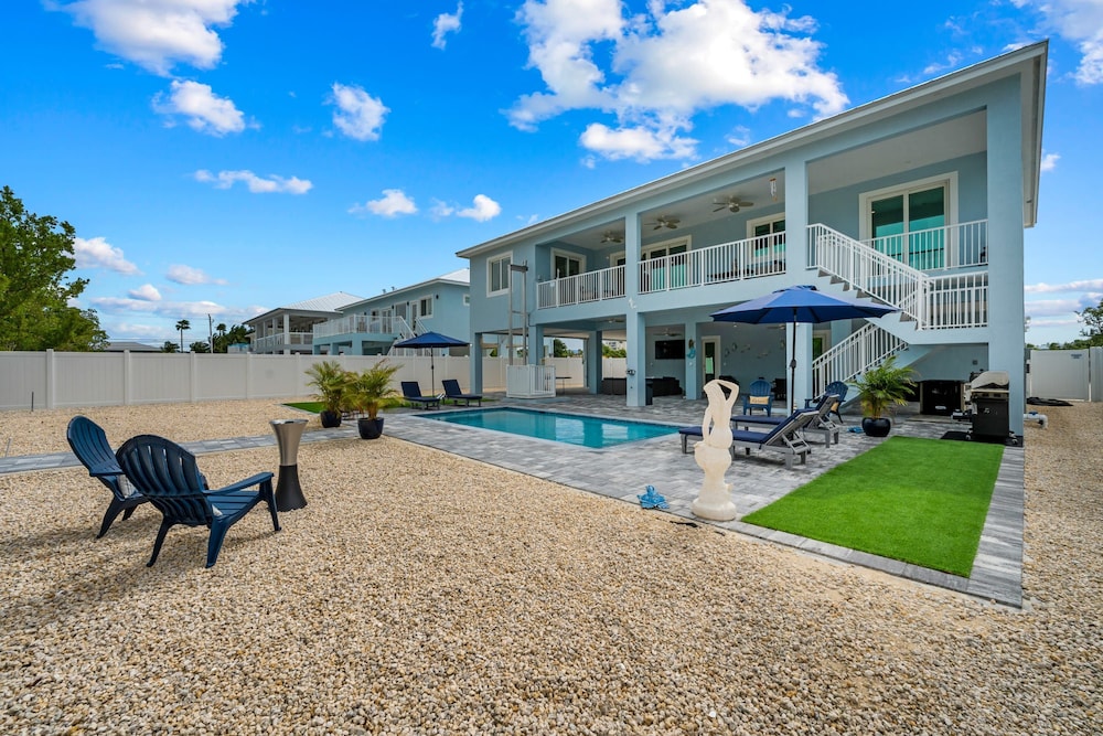 Mermaid s Paradise Pool Dock Games Views in Marathon, United States