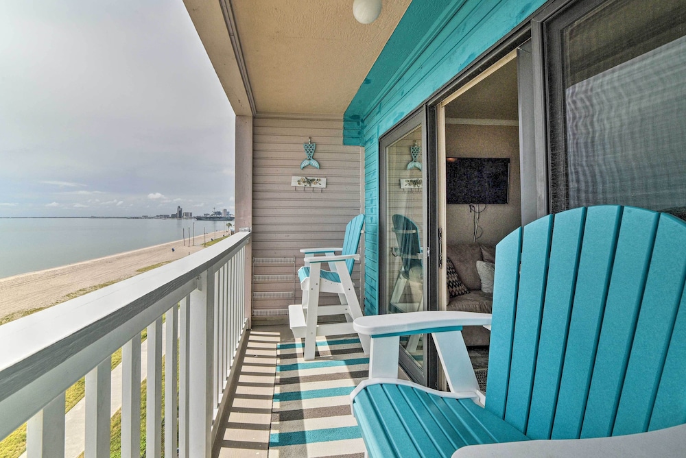 Updated Front Beach Condo w Resort Amenities - photo 22